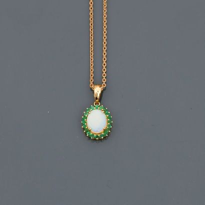 null Chain and pendant in yellow gold, 750 MM, decorated with an oval opal surrounded...