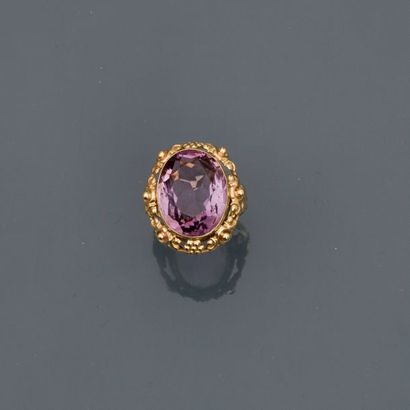 null Yellow gold ring, 585 MM, decorated with a beautiful oval amethyst in a frieze...