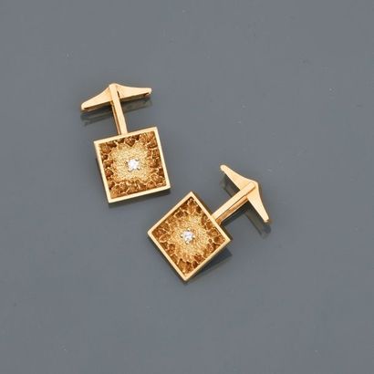 null Yellow gold cufflinks, 750 MM, each centred with a brilliant-cut diamond in...
