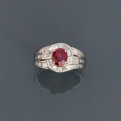 null White gold ring, 750 MM, centred on an oval ruby not analysed in a swirl of...