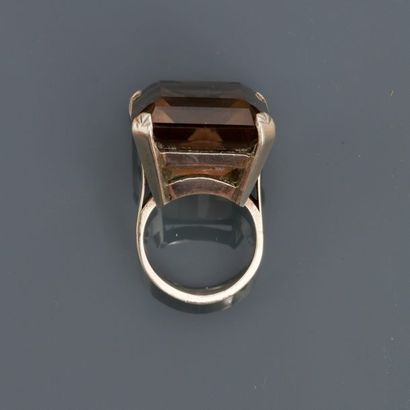 null Ring in 925 MM silver, decorated with a smoky emerald cut quartz with cut edges,...