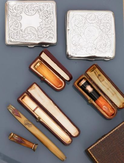 null Lot : Two cigarette cases in, silver 925 MM, with floral decoration on both...