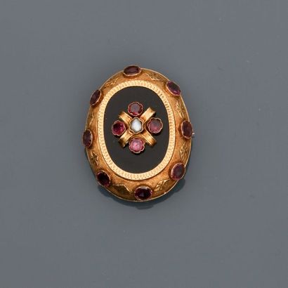 null Yellow gold brooch, 750 MM, decorated with an oval onyx in a frieze of coloured...