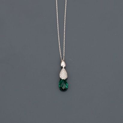 null Chaîne et pendentif en or gris, 750 MM, orné d'un quartz vert en goutte pesant...