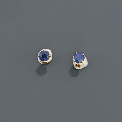 null Yellow gold earrings, 750 MM, each adorned with a sapphire, total 1 carat, weight:...