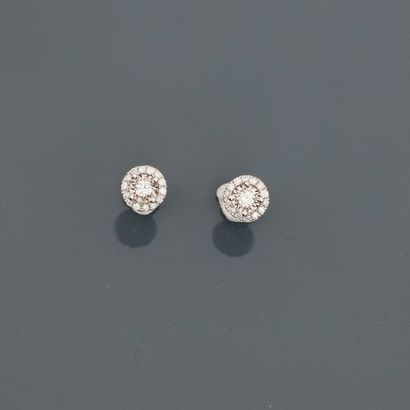 null Boutons d'oreilles en fleurette d'or gris, 750 MM, recouverte chacune de diamants,...