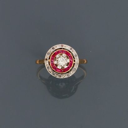 null Round ring two golds, 750 MM, covered with diamonds and calibrated red stones,...