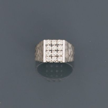 null Bague chevalière en or gris, 750 MM, recouverte de douze diamants, taille :...
