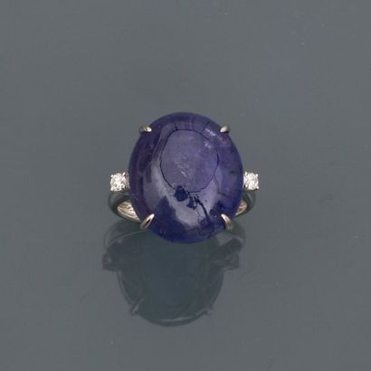 null White gold ring, 750 MM, decorated with a cabochon tanzanite weighing about...