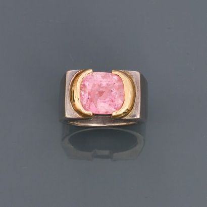 null Ring in 750MM gold and 925 MM silver, decorated with a pink tourmaline weighing...