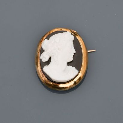 null Yellow gold brooch, 750 MM, decorated with a very beautiful cameo on two-coloured...
