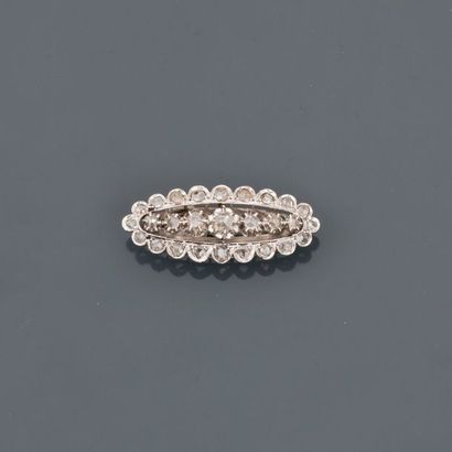 null Oblong brooch in white gold, 750 MM, covered with diamonds, dimensions : weight:...