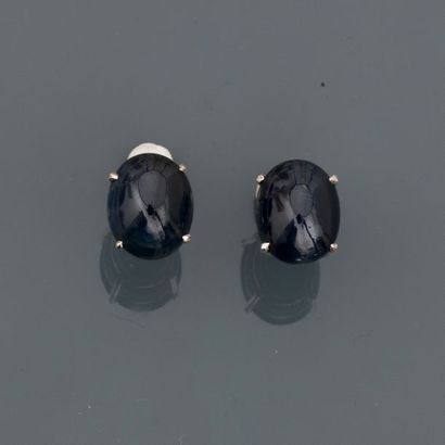 null White gold earrings, 750 MM, each adorned with a cabochon sapphire, missing...