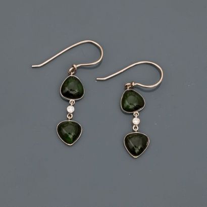 null White gold earrings, 750 MM, each adorned with two sueted green tourmalines...