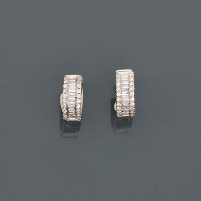 null Creoles in white gold, 750 MM, each adorned with baguette-cut and brilliant-cut...