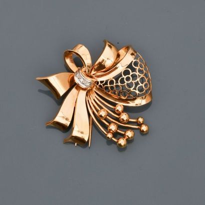 null Broche " Bouquet " en or jaune ajouré, 750 MM, centrée de diamants, dimensions...