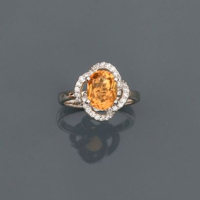 null White gold ring, 750 MM, centred on an oval citrine weighing about 2 carats...