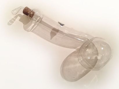 null Carafe phallus en verre soufflé gravée, "liqueur fine", 28 cm de hauteur.