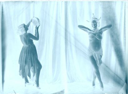 null [Unidentified photographer] Madame s'amuse et divers, circa 1900. 19 negatives...