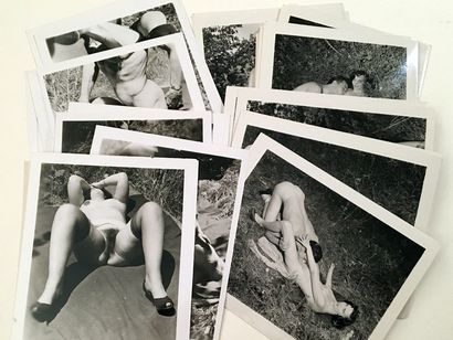 null [Unidentified photographer] Amour champêtre, circa 1950. 35 period silver proofs,...