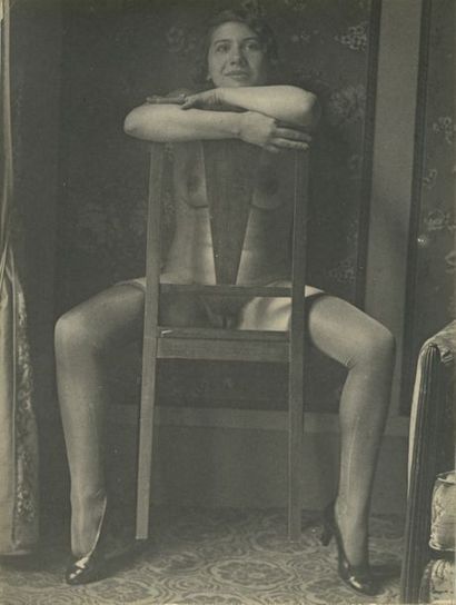 null MONSIOR X. On the chair, circa 1930. Period silver print, 24 x 18 cm. 