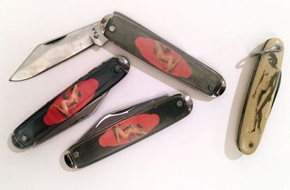 null 4 petits couteaux en fer blanc avec pin-up, vers 1960.