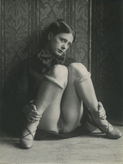 null MONSIOR X. Bow tie, circa 1930. Period silver print, 24 x 18 cm. 