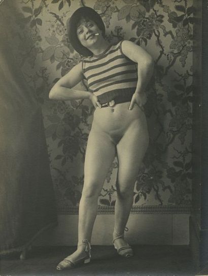 null MONSIOR X. Without panties, circa 1930. Period silver print, 24 x 18 cm. 