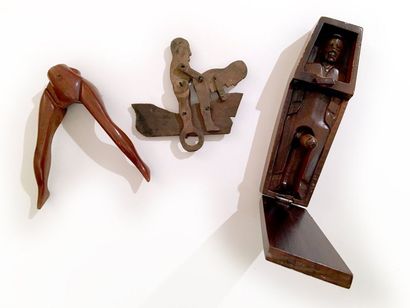 null 3 miscellaneous objects. "A good man", a varnished teak system coffin, 21 cm,...