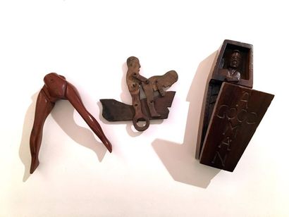 null 3 objets divers. "A good man", un cercueil à système en teck verni, 21 cm, USA,...