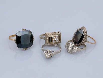null Lot : Cinq bagues en or gris, 750 MM, ornées de pierres bleues et petits diamants,...