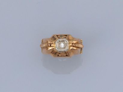 null Bague en or jaune, 750 MM, centrée d'un diamant, vers 1940, taille : 55, poids...