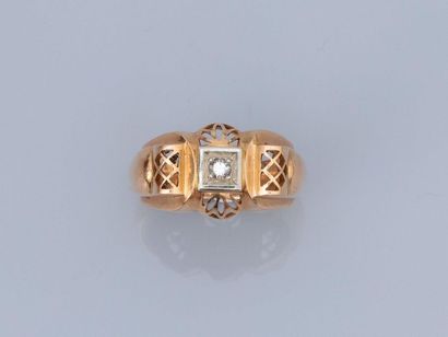 null Bague en or jaune, 750 MM, centrée d'un diamant, vers 1944, taille : 54, poids...