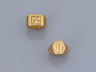 null Lot de deux bagues chevalière en or jaune, 750 MM, appliquées d'initiales MC...
