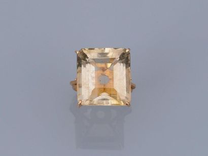 null Bague en or jaune, 750 MM, ornée d'un quartz jaune égrisure, choc, taille :...