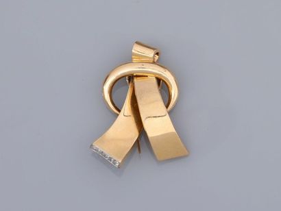 null Broche " Ruban lisse" d'or jaune, 750 MM, dans un arc d'or, une ligne de diamants...