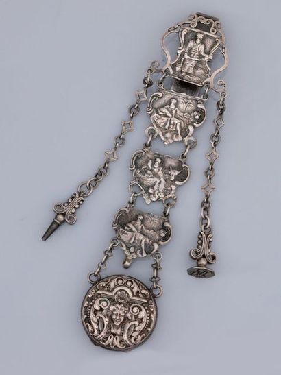 null Chatelaine en, argent 925 MM, avec sceau, clé, à décor de personnages et macarons,...