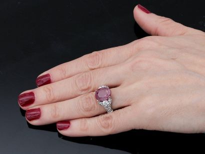 null Elégante bague en or gris, 750 MM, ornée d'un joli rubis ovale pesant 3,50 carats...