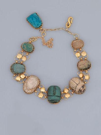 null Bracelet en or jaune, 750 MM, orné de huit scarabées en turquoise dont un en...