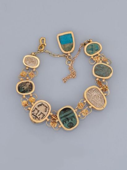 null Bracelet en or jaune, 750 MM, orné de huit scarabées en turquoise dont un en...