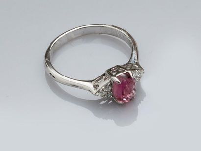 null Bague en or gris, 750 MM, ornée d'une jolie tourmaline rose ovale pesant 1 carat...