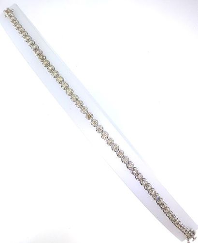 null Bracelet ligne en or gris, 750 MM, souligné de diamants total 3 carats environ,...