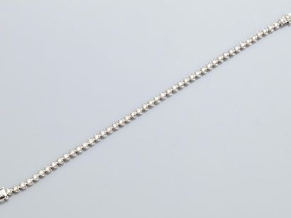 null Bracelet ligne en or gris, 750 MM, souligné de diamants total 3 carats environ,...