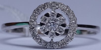 null Bague ronde en or gris, 750 MM, centrée de sept diamants dans un cercle souligné...