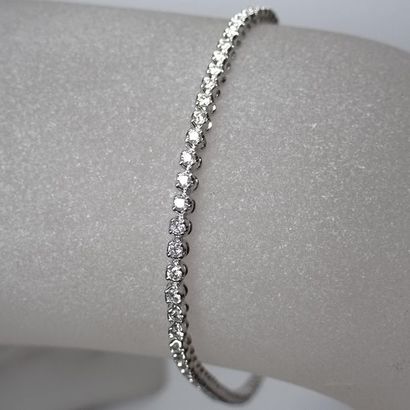 null Bracelet ligne en or gris, 750 MM, souligné de diamants taille brillant, total...