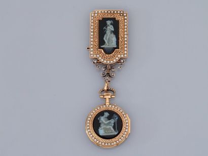 null Broche " Porte montre " en or jaune, ornée de deux camées sur verre bicolore...