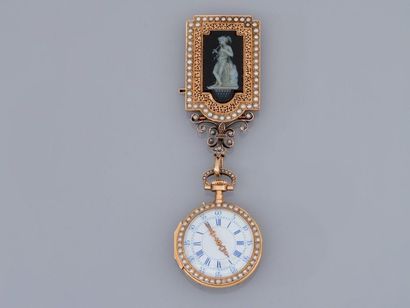 null Broche " Porte montre " en or jaune, ornée de deux camées sur verre bicolore...