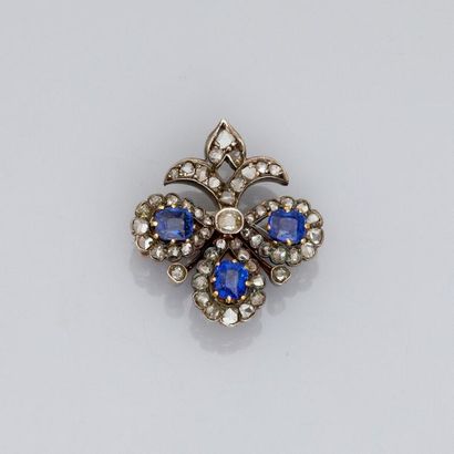 null Jolie broche en forme de fleur de lys , 750 MM, ornée de saphirs et diamants,...