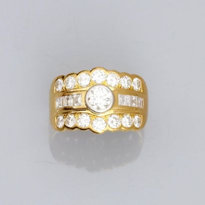 null Bague anneau en or jaune, 750 MM, ornée d'un diamant en sertissure entre deux...