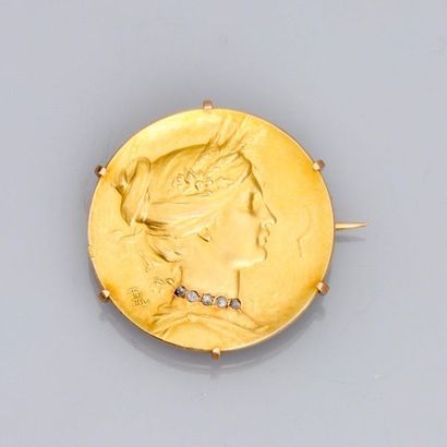 null Broche " Art Nouveau" en or jaune, 750 MM, dessinant un profil de femme, collier...